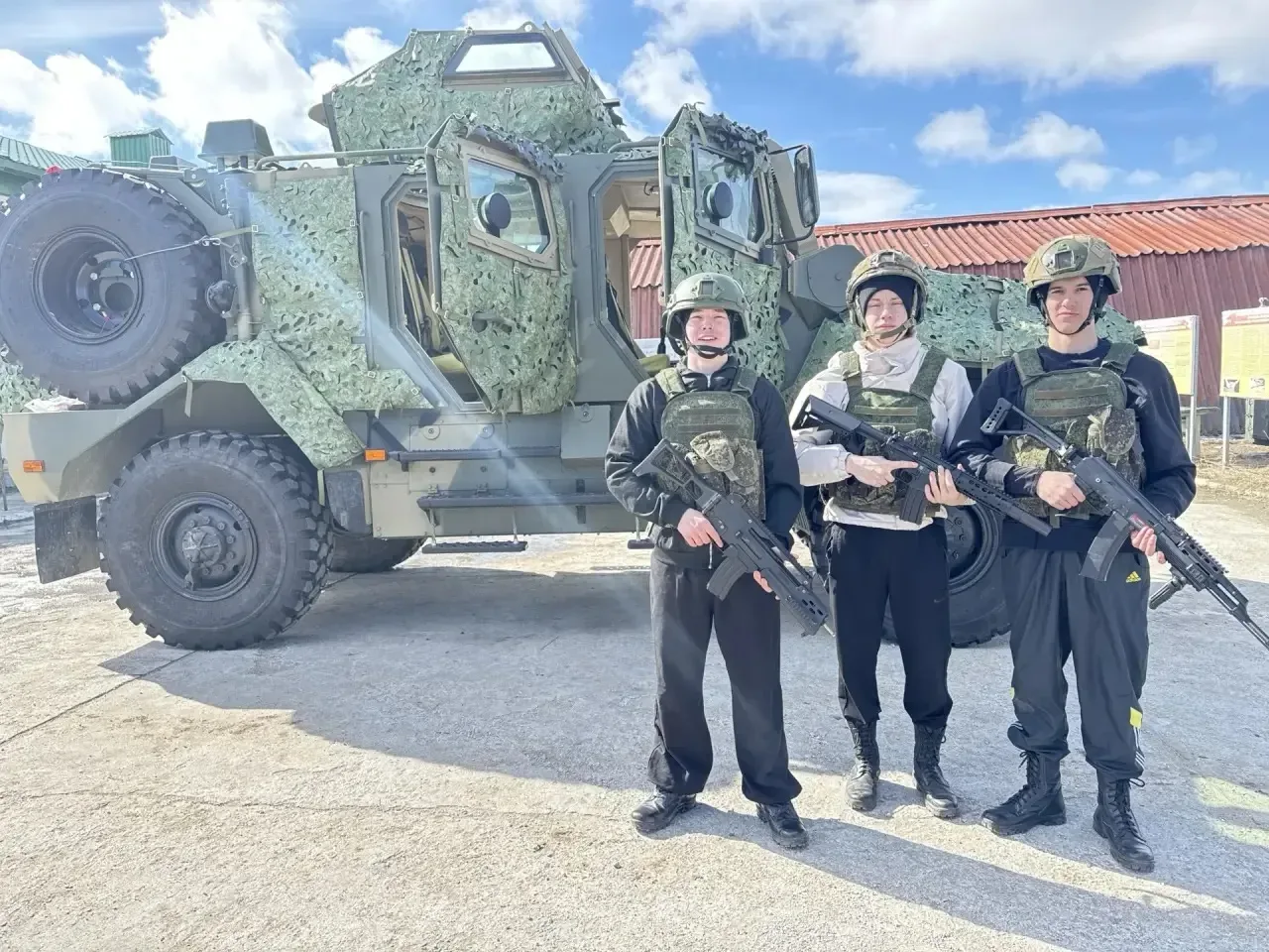Каждый год ученики 10-х классов российских школ отправляются на военно-полевые учебные сборы. Сборы 