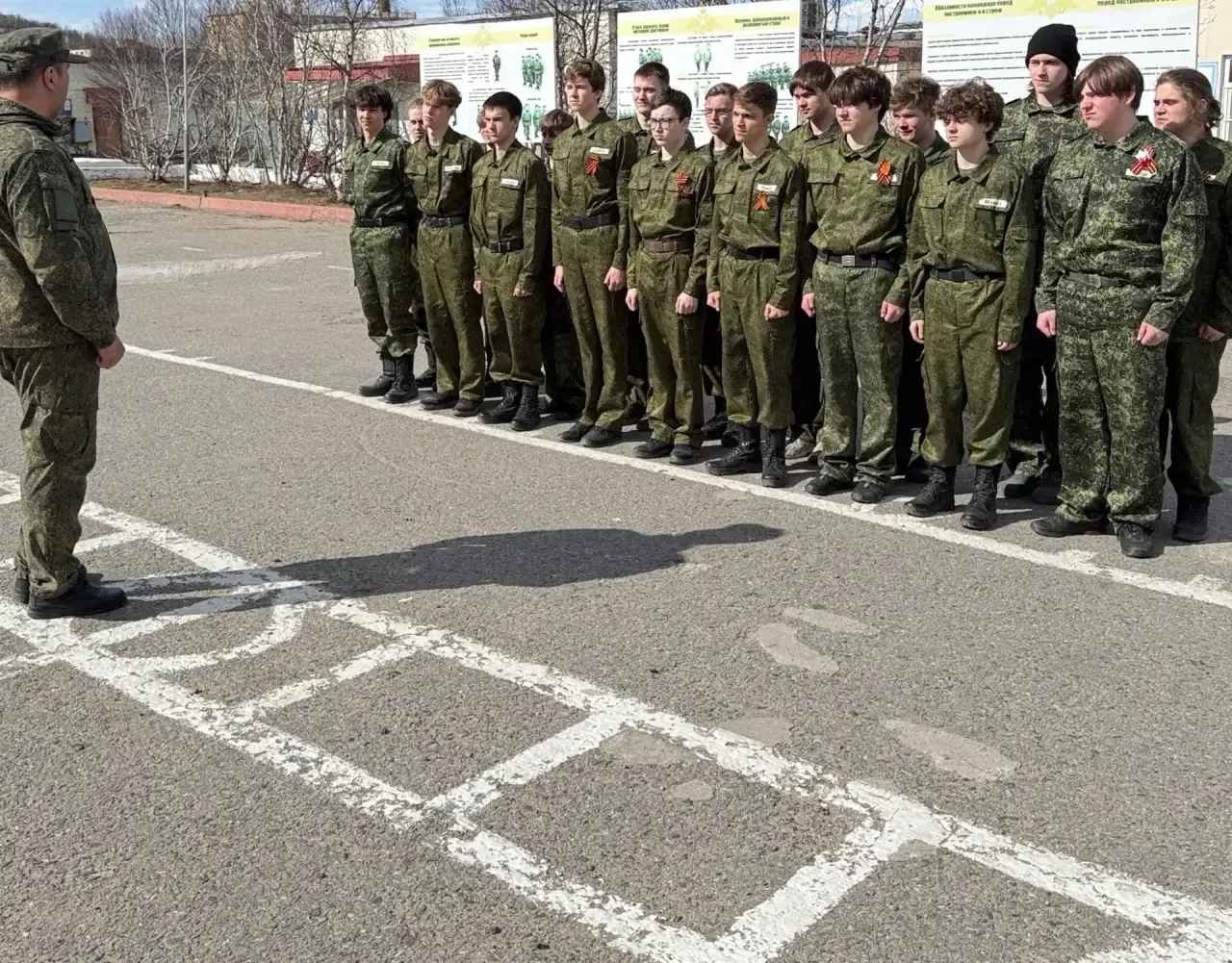Каждый год ученики 10-х классов российских школ отправляются на военно-полевые учебные сборы. Сборы 