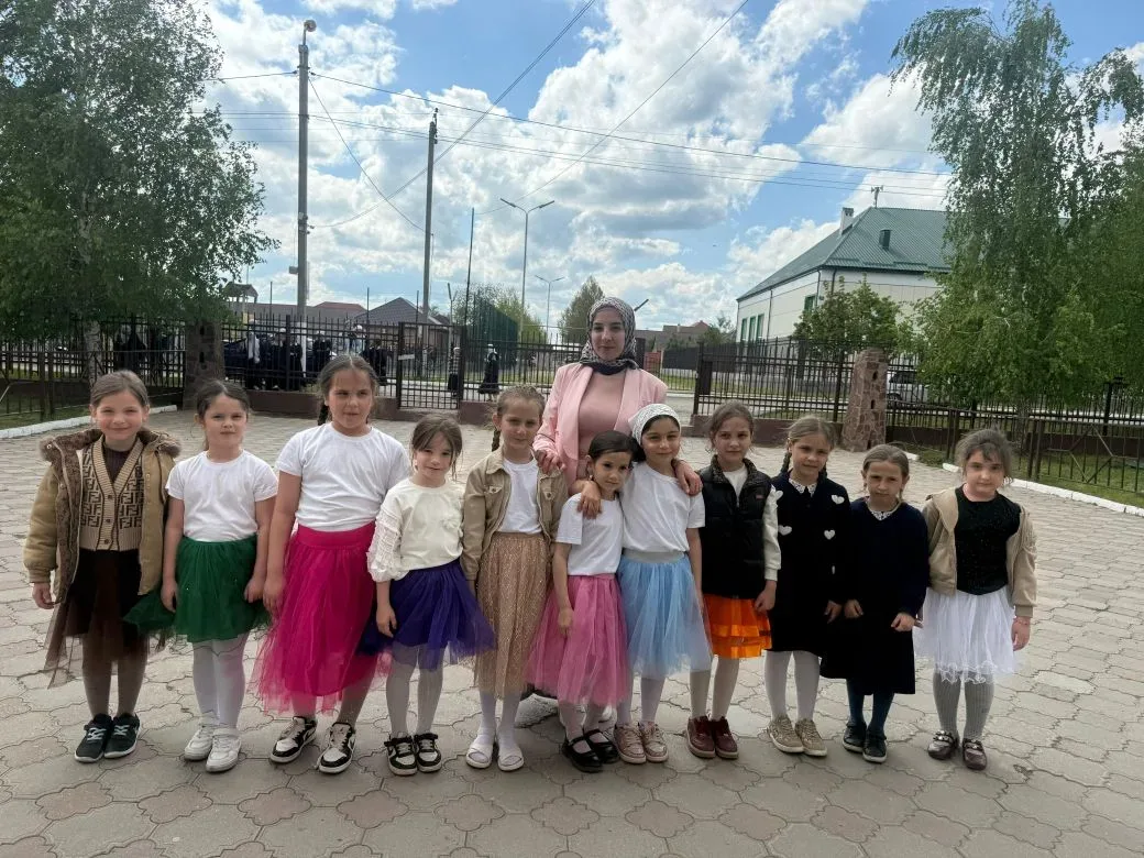 Давайте заглянем за кулисы и узнаем, как проходит типичный день нашего советника по воспитанию, Умар