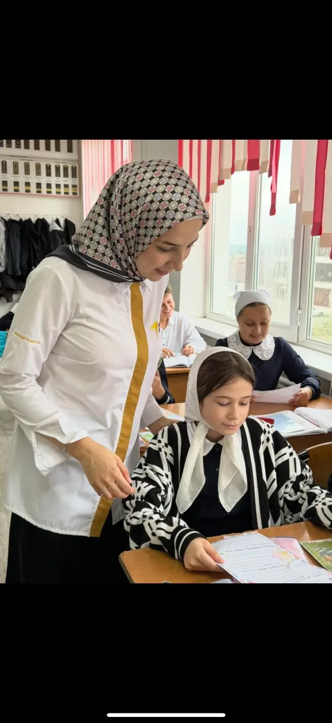Давайте заглянем за кулисы и узнаем, как проходит типичный день нашего советника по воспитанию, Умар