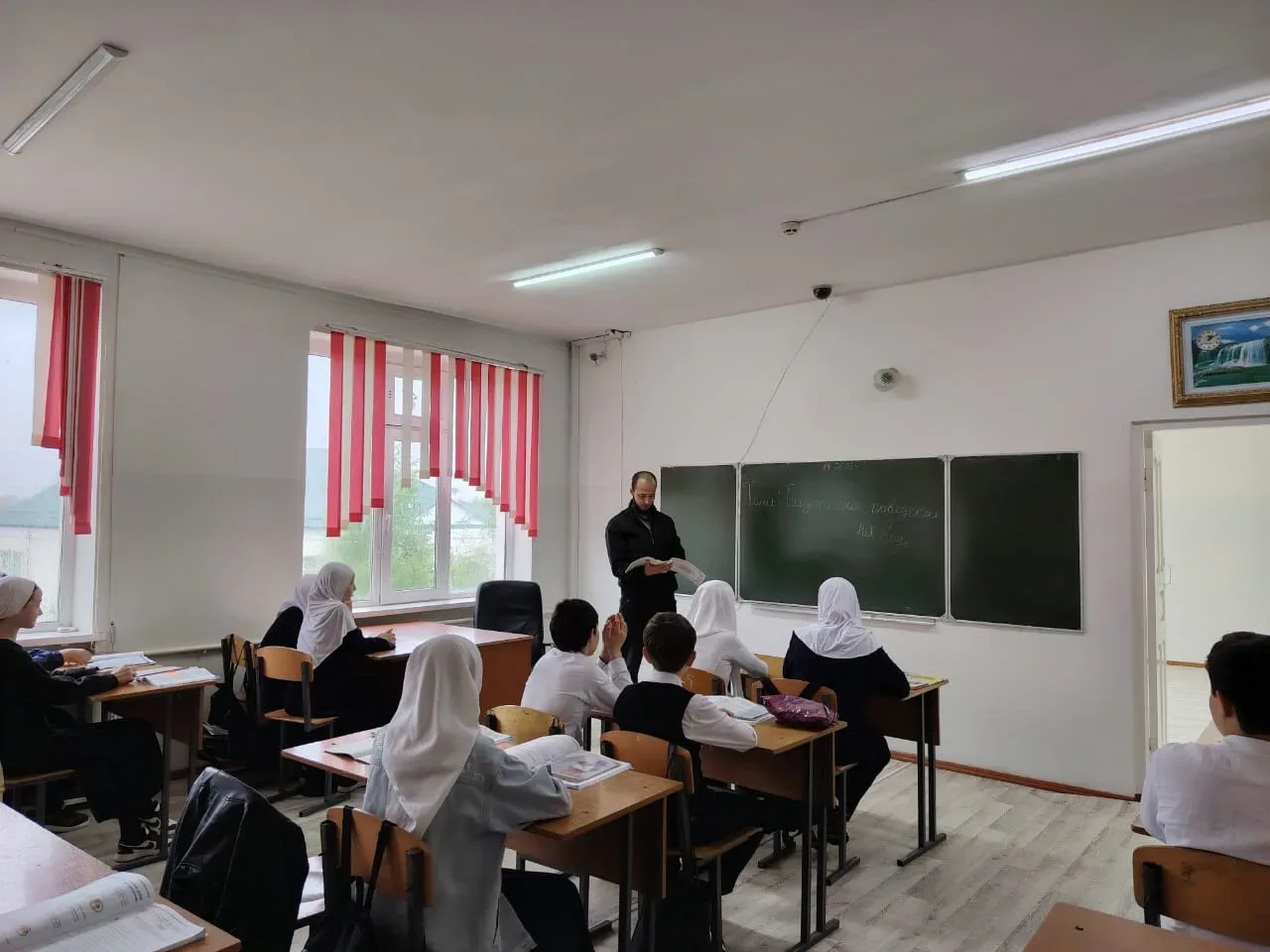 В преддверии летнего сезона, учитель ОБЗР провёл открытый урок на тему «Безопасные воды», когда темп
