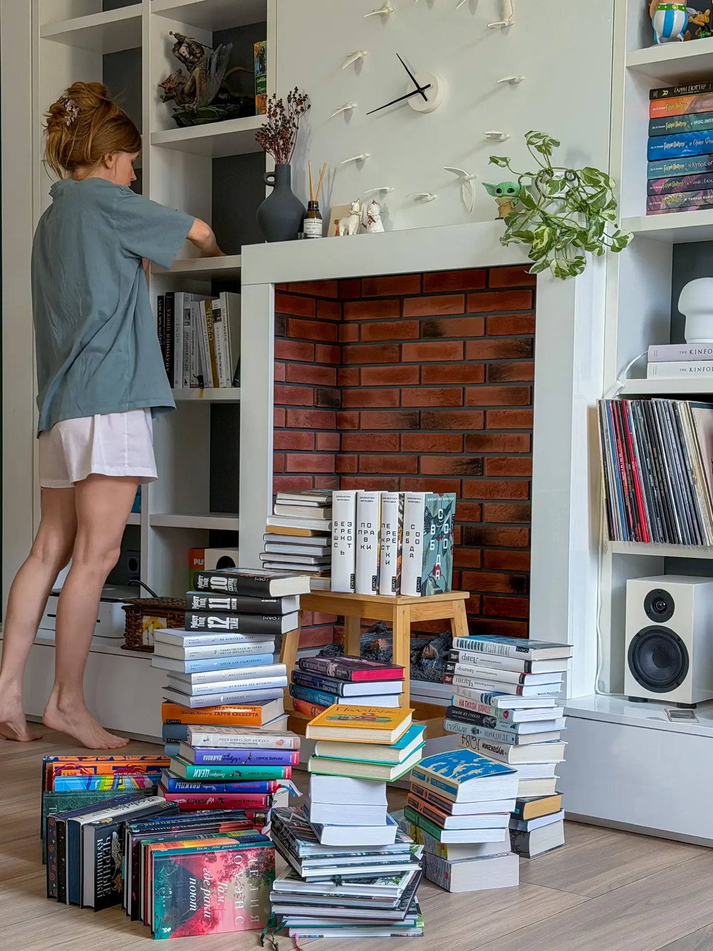 Очень люблю наш книжный шкаф. Но бывают такие дни… в компании пыли и тряпки 😶‍🌫️ Мир! Труд! Май!