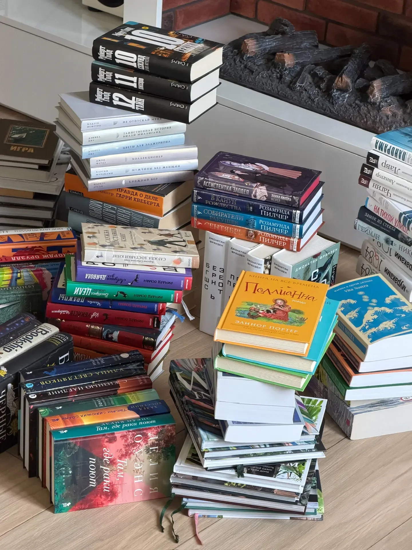 Очень люблю наш книжный шкаф. Но бывают такие дни… в компании пыли и тряпки 😶‍🌫️ Мир! Труд! Май!