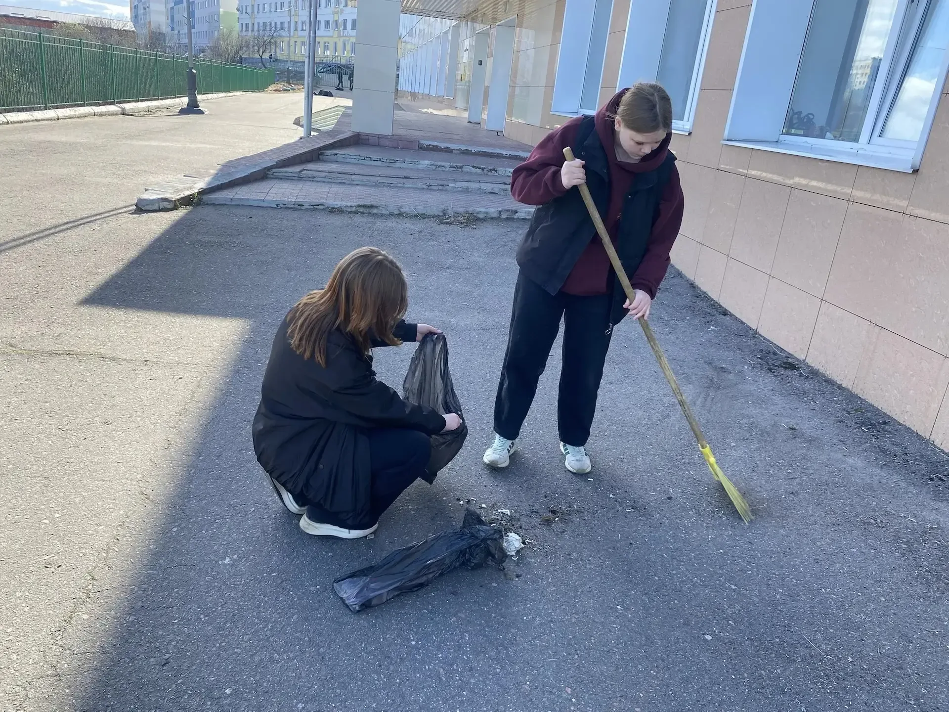 Делаем город комфортнее: вместе к чистоте и Победе!⭐  Педагоги и ученики гимназии с энтузиазмом прис