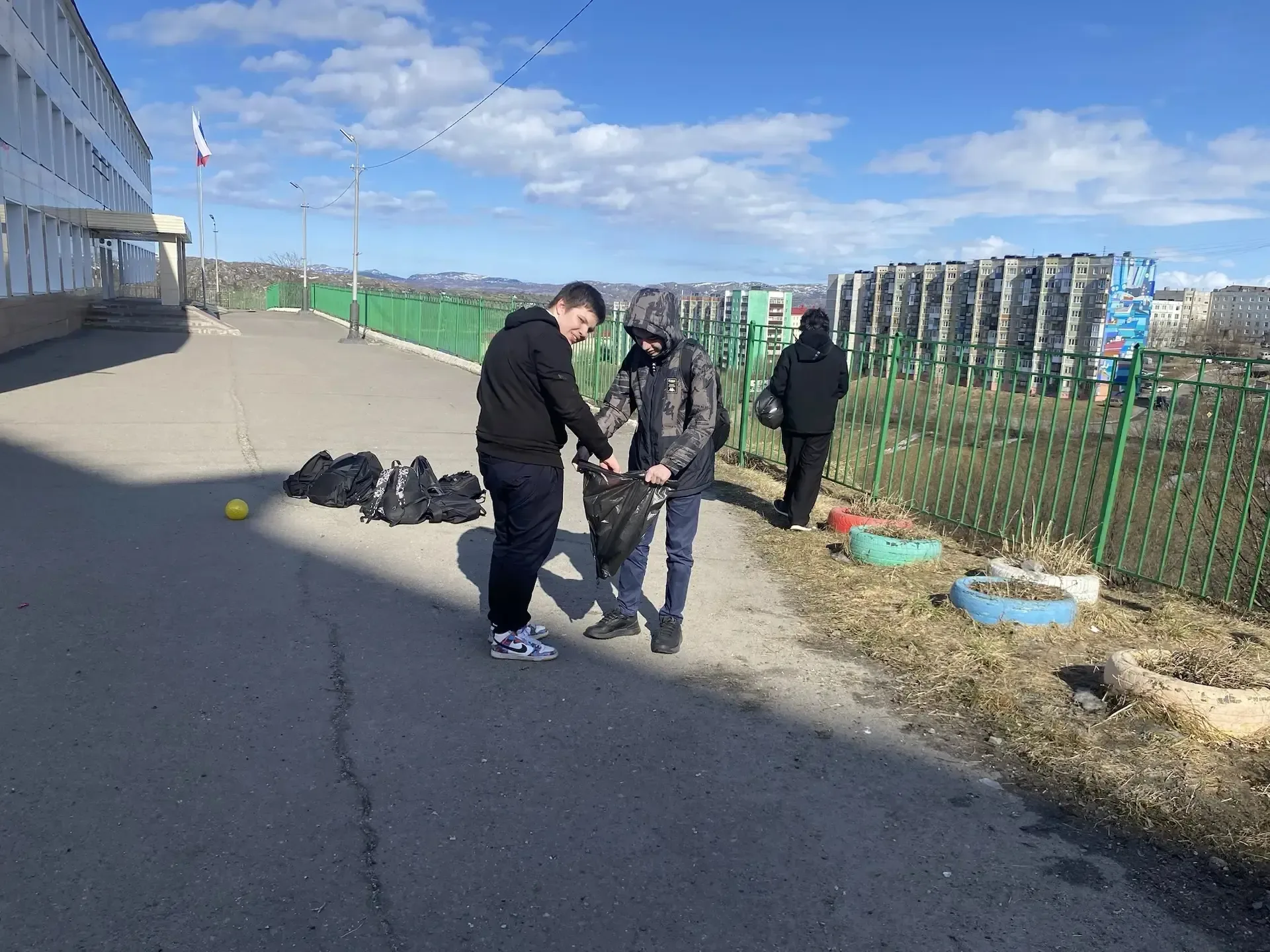 Делаем город комфортнее: вместе к чистоте и Победе!⭐  Педагоги и ученики гимназии с энтузиазмом прис