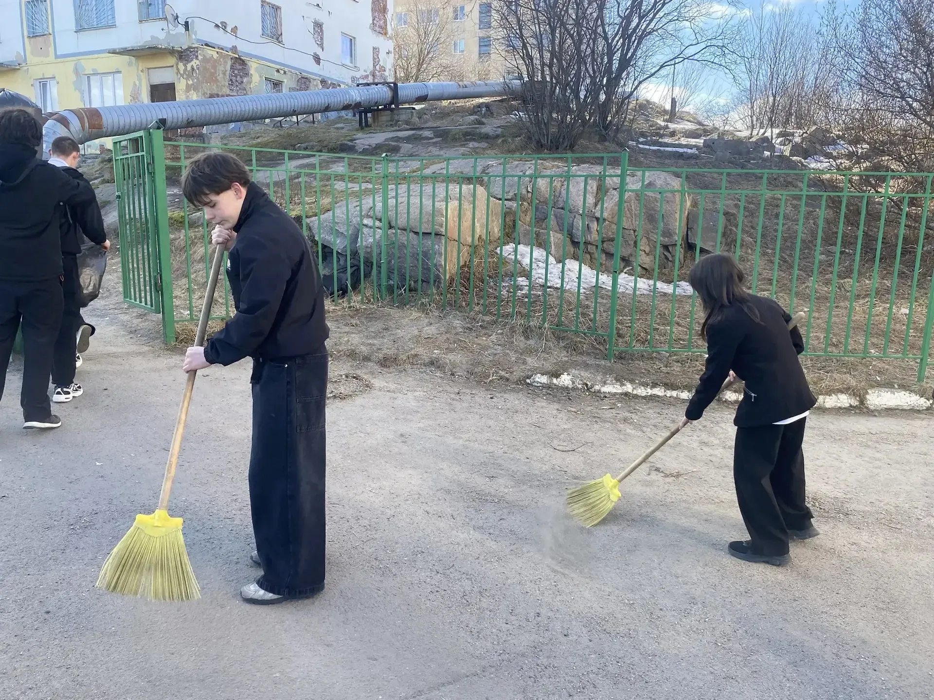 Делаем город комфортнее: вместе к чистоте и Победе!⭐  Педагоги и ученики гимназии с энтузиазмом прис