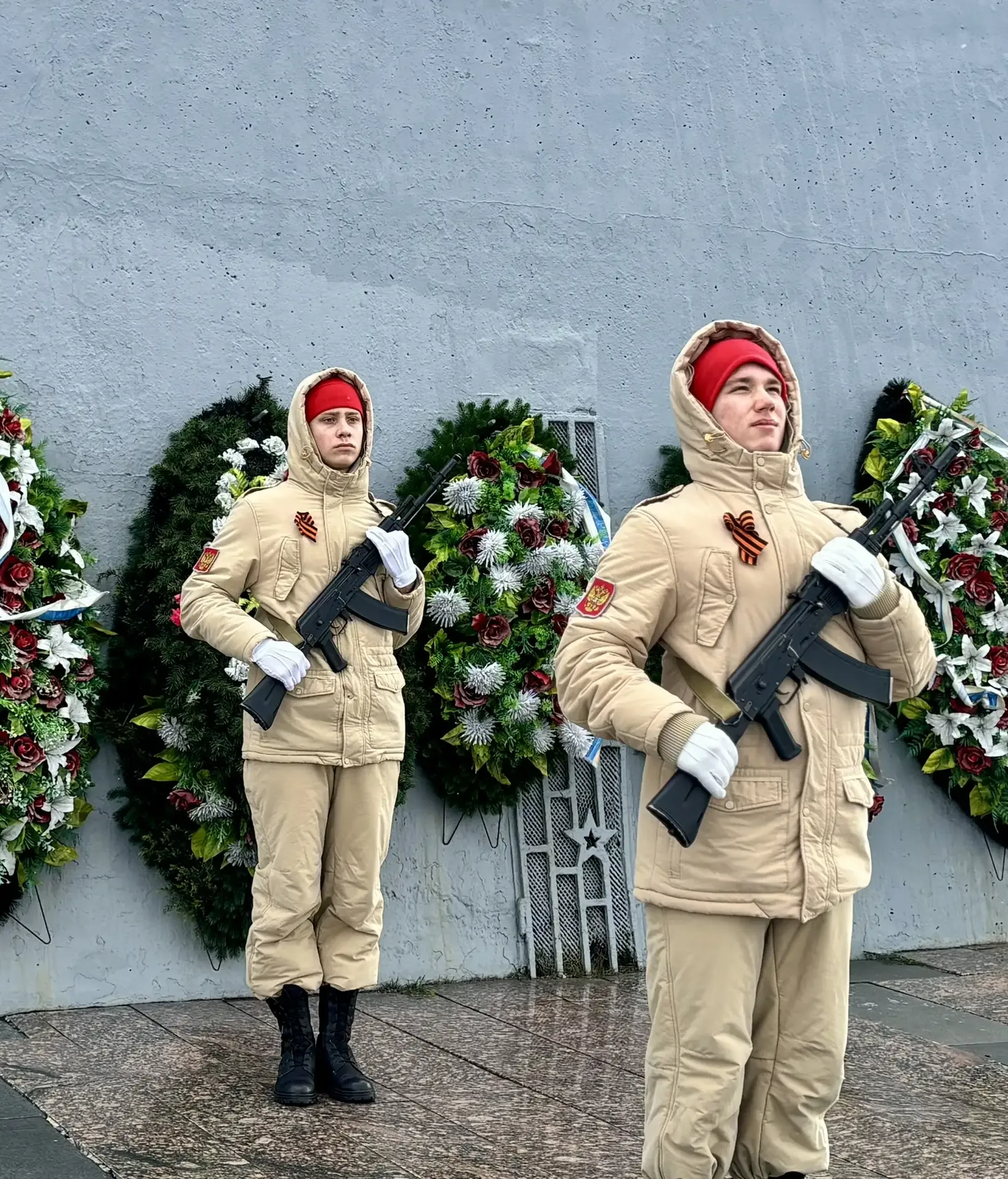 С 2015 года гимназисты города воинской славы Полярного - участники Почетного караула на Посту №1 у м