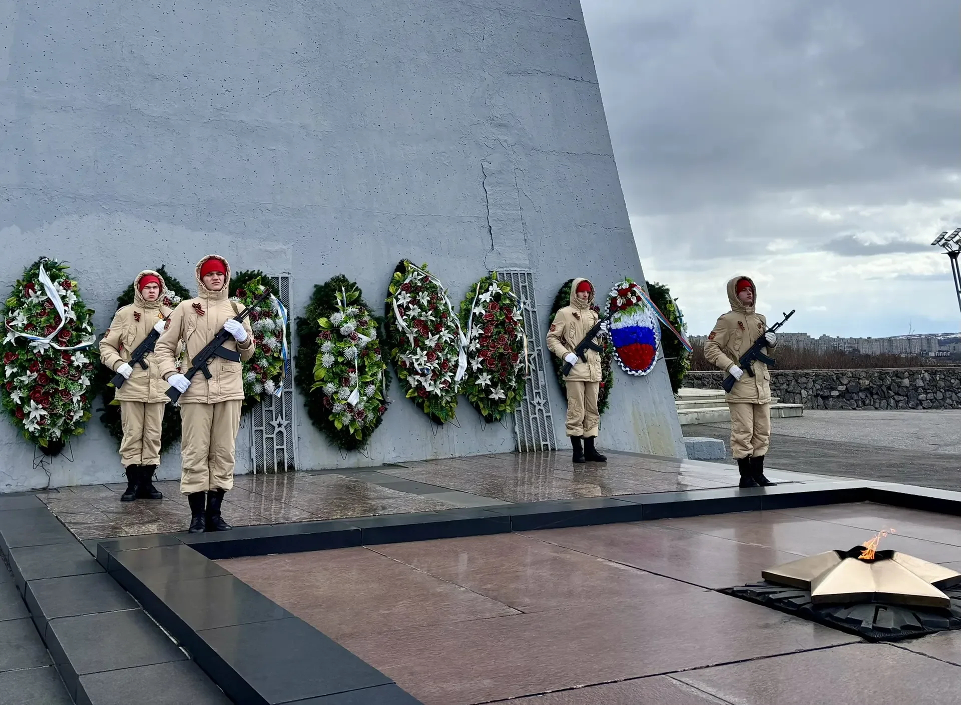 С 2015 года гимназисты города воинской славы Полярного - участники Почетного караула на Посту №1 у м