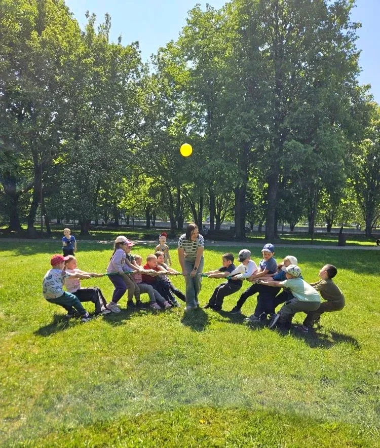 В подготовительной группе "Солнышко"👫ежегодные прогулки на природу стали уже традицией.  День экскур
