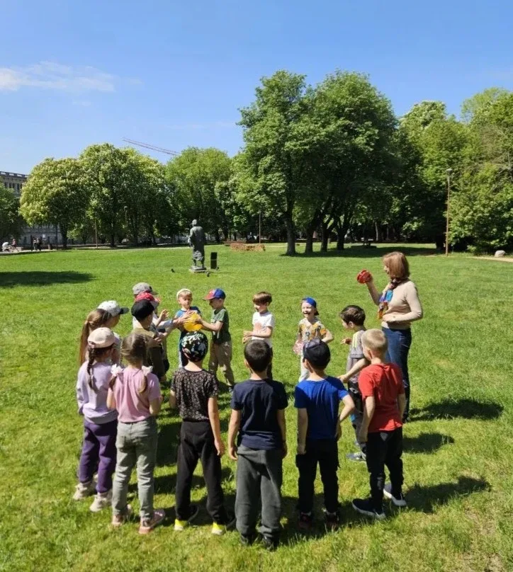 В подготовительной группе "Солнышко"👫ежегодные прогулки на природу стали уже традицией.  День экскур