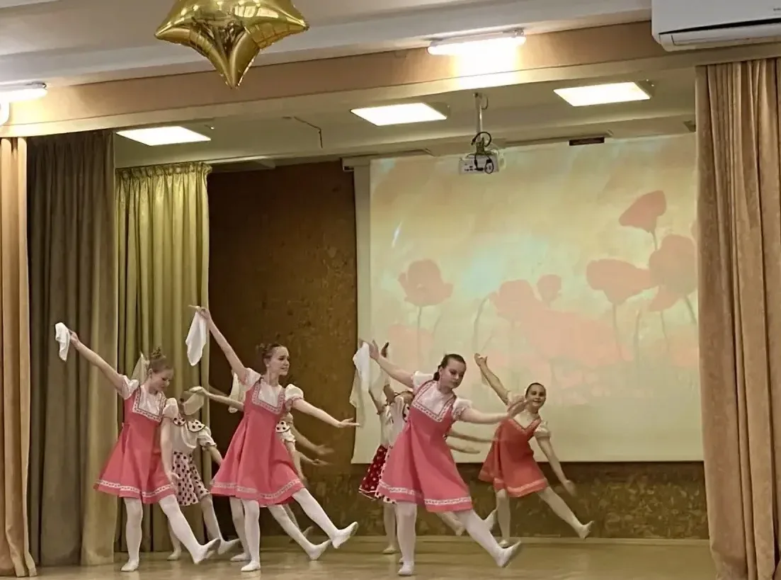 В День семьи стены нашего лицея вновь наполнились чарующей музыкой, грациозными танцами и волшебство
