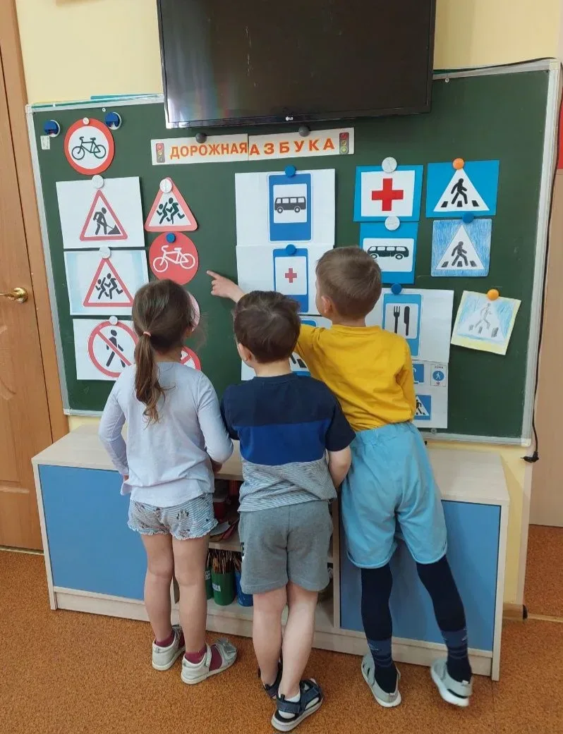 В старшей логопедической группе "Горошинки" прошла тематическая неделя по правилам дорожного движени