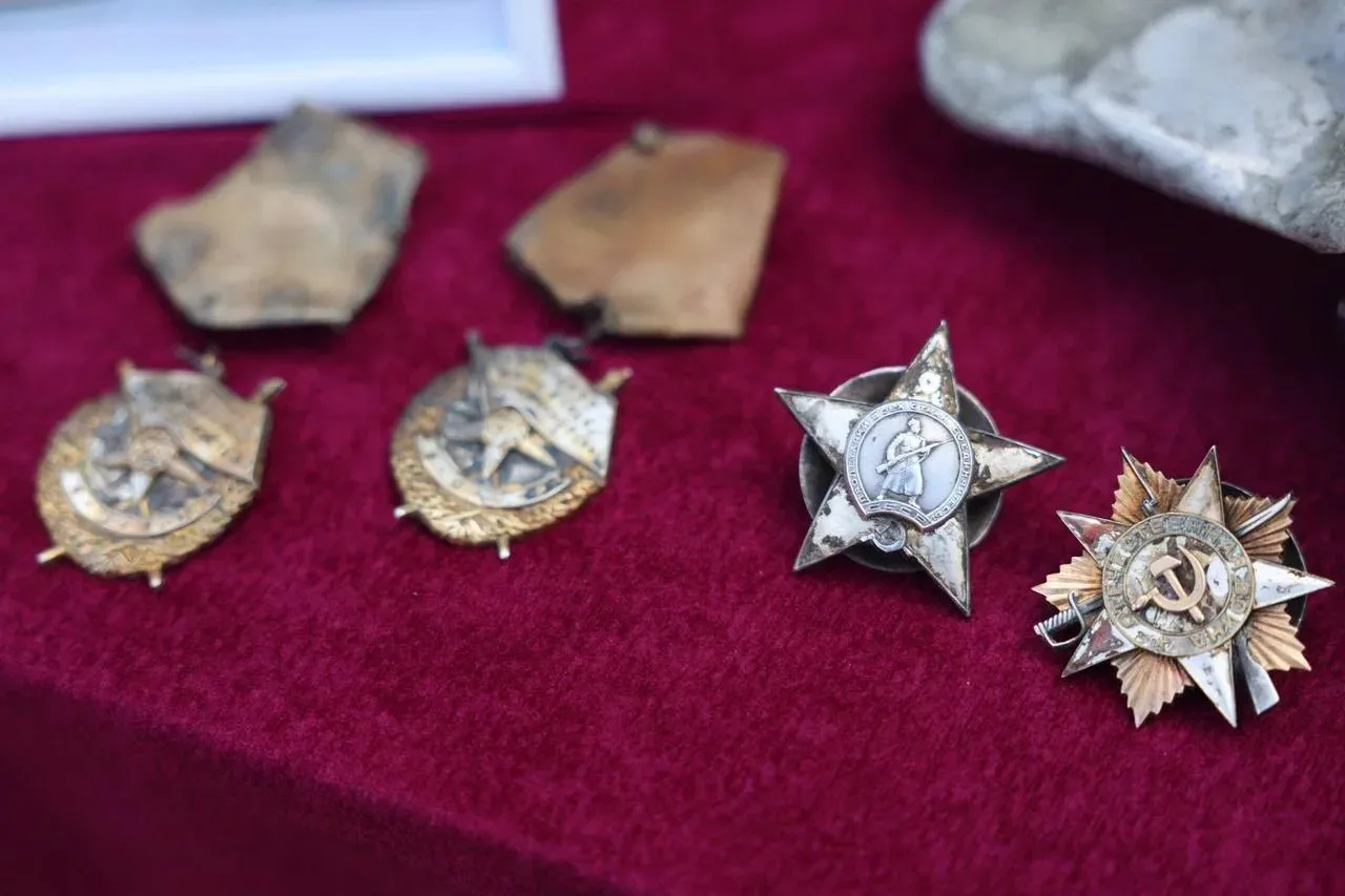 Сегодня в нашем лицее произошло важное гражданско-патриотическое событие-школе были переданы элемент