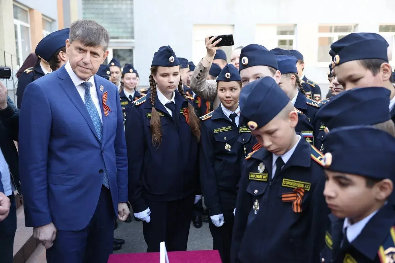 Сегодня в нашем лицее произошло важное гражданско-патриотическое событие-школе были переданы элемент