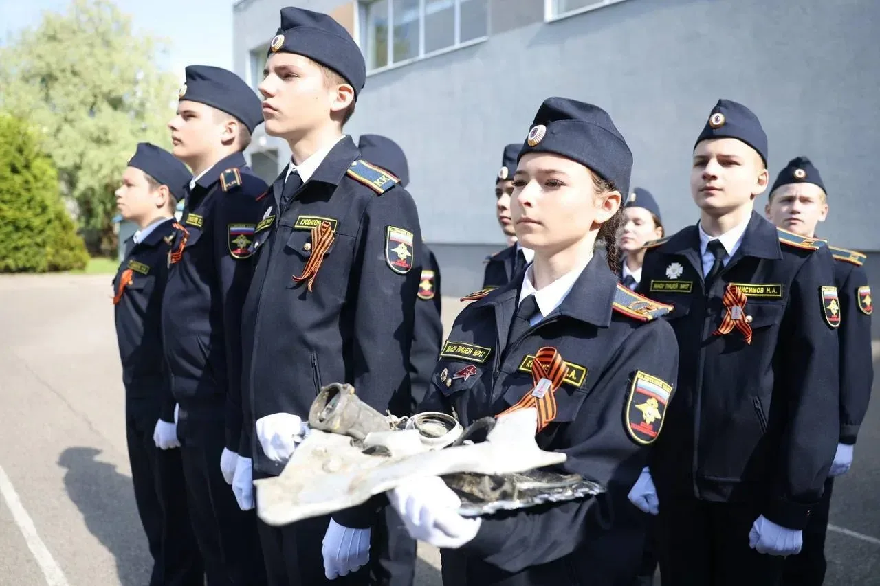 Сегодня в нашем лицее произошло важное гражданско-патриотическое событие-школе были переданы элемент