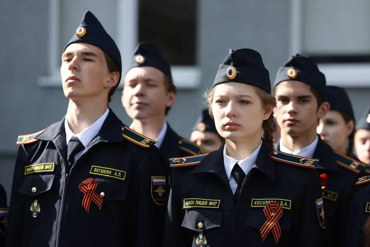 Сегодня в нашем лицее произошло важное гражданско-патриотическое событие-школе были переданы элемент