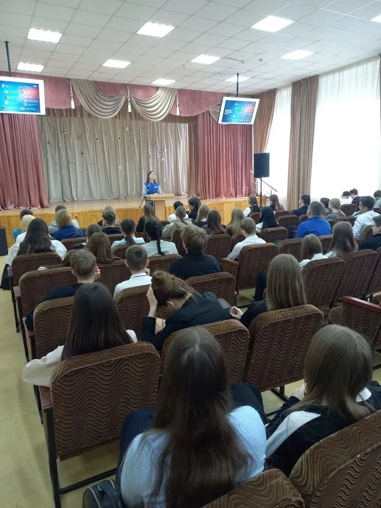 👷‍♂️24 апреля состоялась встреча девятиклассников школы с представителями Центра карьеры НЛМК.  🔩Цен