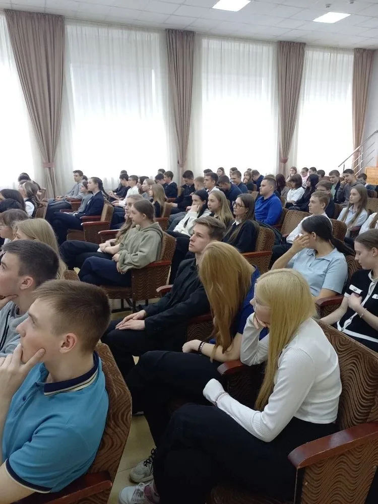👷‍♂️24 апреля состоялась встреча девятиклассников школы с представителями Центра карьеры НЛМК.  🔩Цен