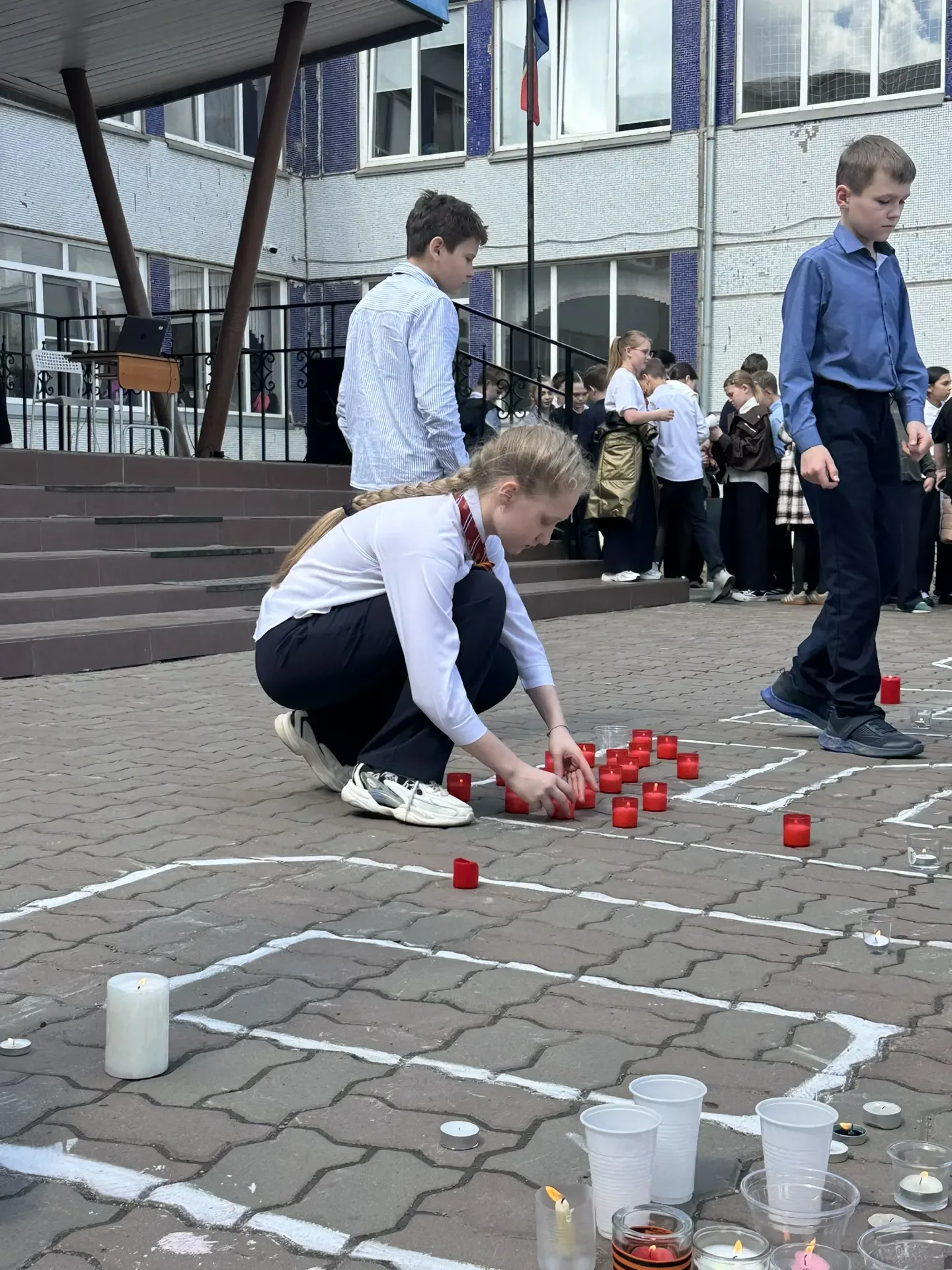 Митинг «Свеча Памяти» 🕯️  В преддверии 81 годовщины Великой Победы в центральном дворе Гимназии прош