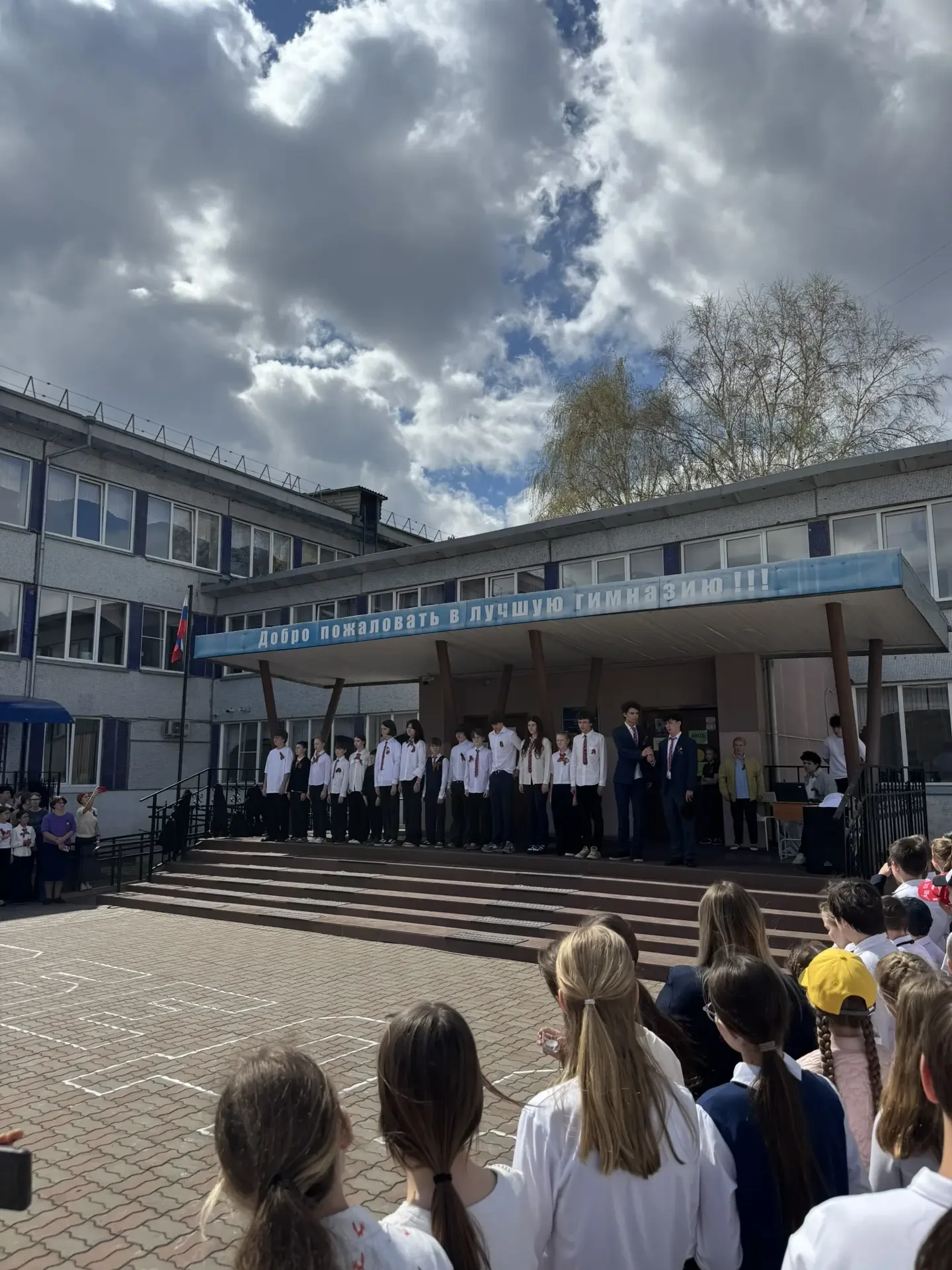 Митинг «Свеча Памяти» 🕯️  В преддверии 81 годовщины Великой Победы в центральном дворе Гимназии прош