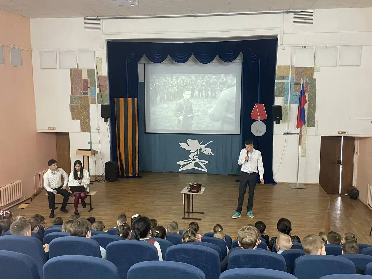 🌟🎭 7 мая в нашей школе прошел военно-патриотический спектакль "Сигнал из прошлого" от Детского радио