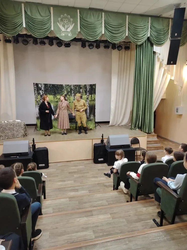 🌟🎭 7 мая в нашей школе прошел военно-патриотический спектакль "Сигнал из прошлого" от Детского радио