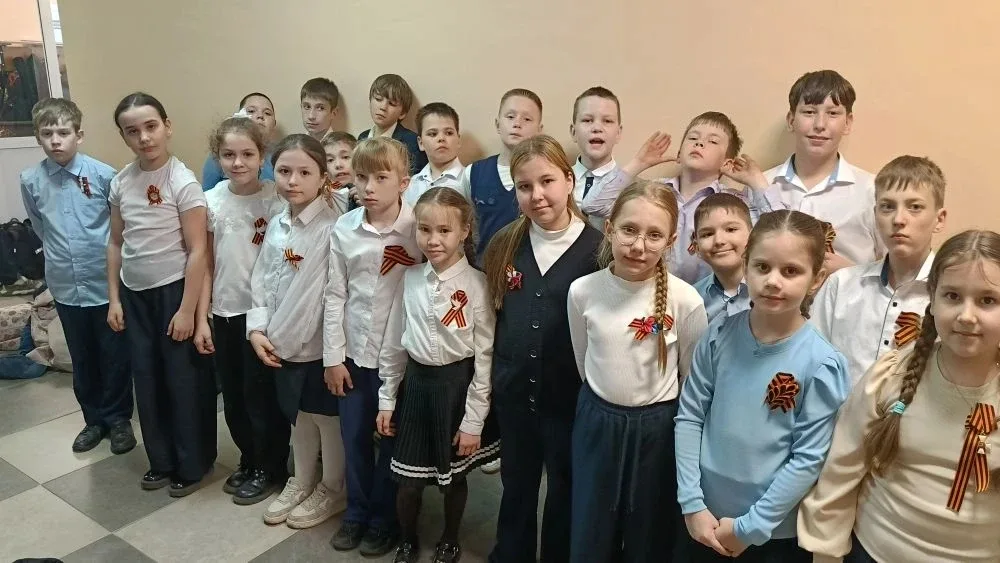 В МКОУ "Марковская школа #1" в преддверии Дня Победы прошла общешкольная акция "Георгиевская лента".