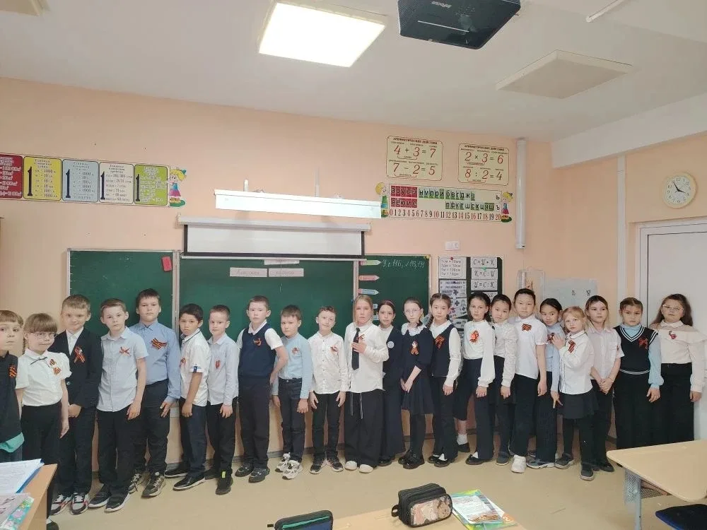 В МКОУ "Марковская школа #1" в преддверии Дня Победы прошла общешкольная акция "Георгиевская лента".