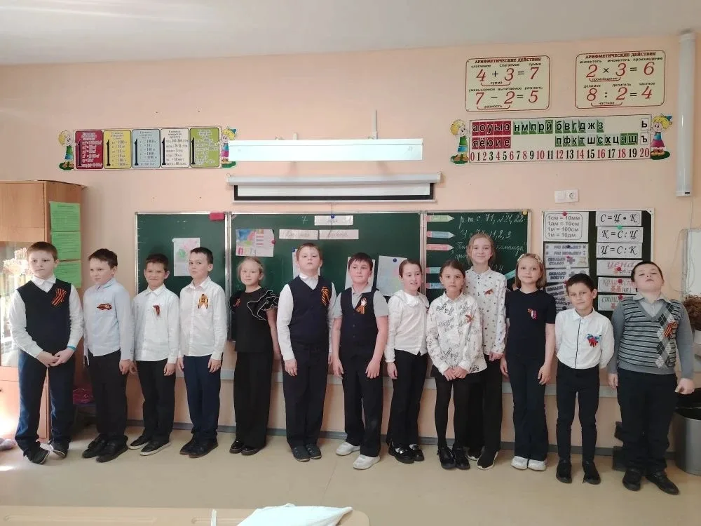 В МКОУ "Марковская школа #1" в преддверии Дня Победы прошла общешкольная акция "Георгиевская лента".