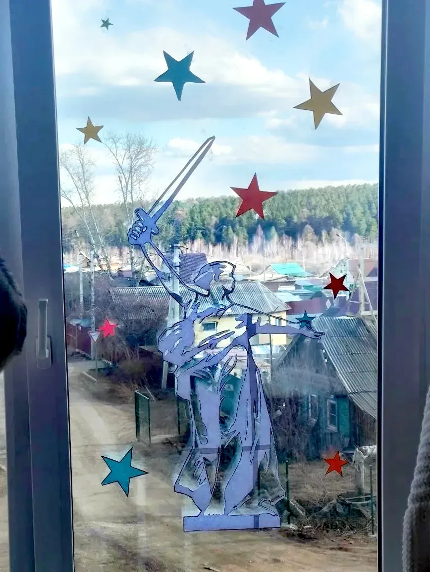 🌟🎉 В Марковской школе #1 прошла акция "Окна Победы"! 🎨✨  Ученики и преподаватели с удовольствием укр
