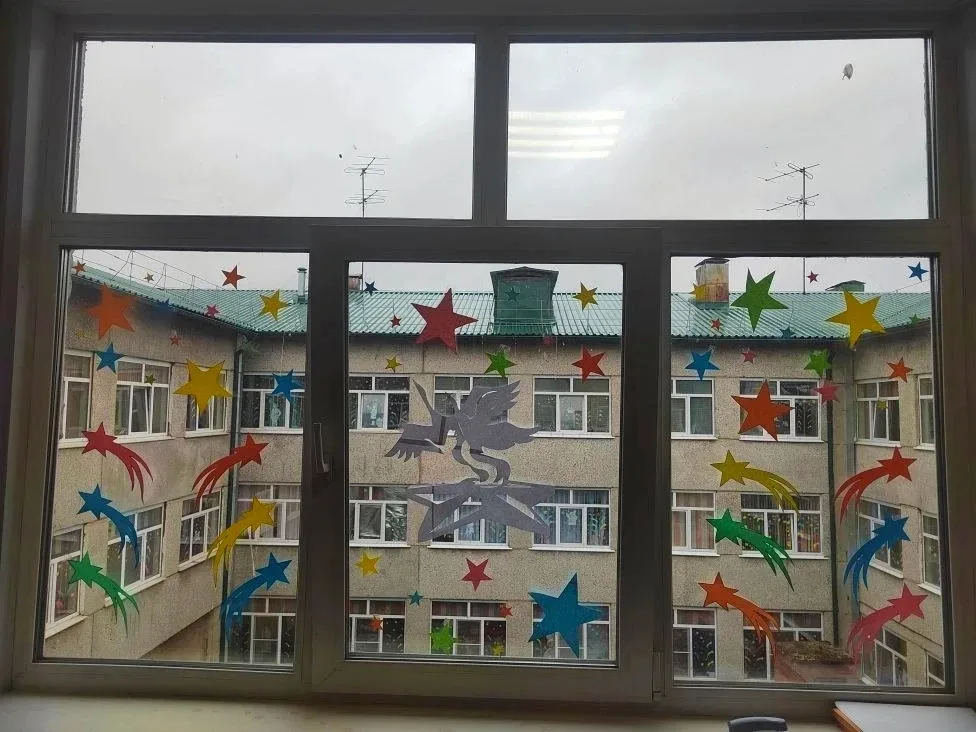 🌟🎉 В Марковской школе #1 прошла акция "Окна Победы"! 🎨✨  Ученики и преподаватели с удовольствием укр