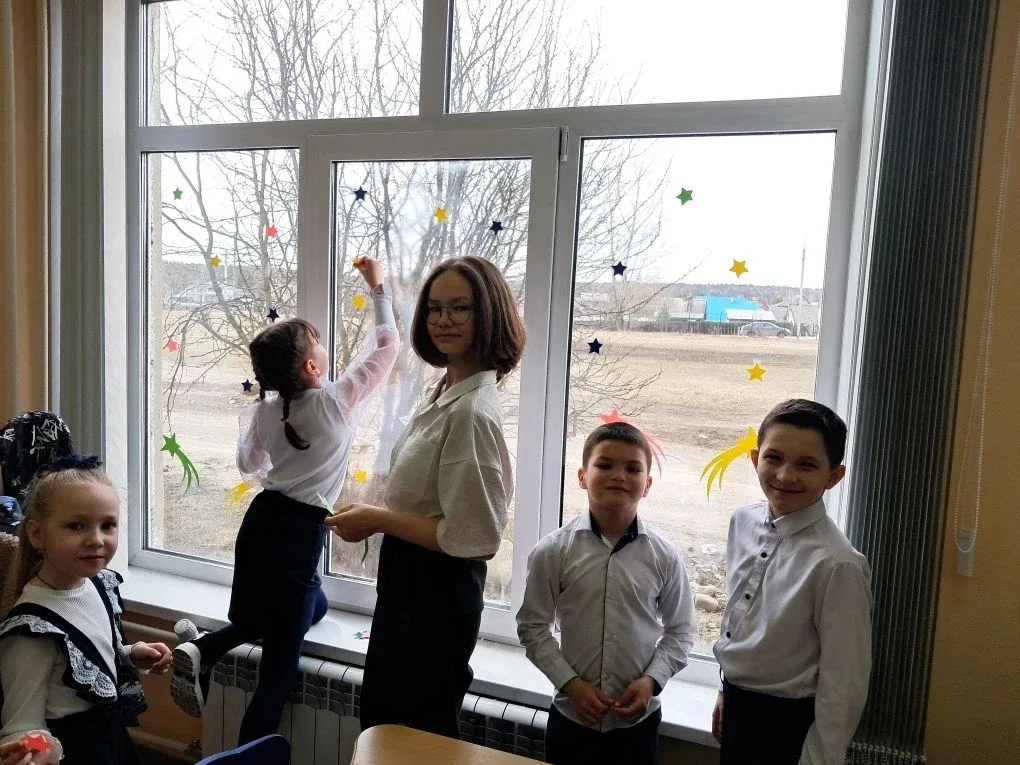🌟🎉 В Марковской школе #1 прошла акция "Окна Победы"! 🎨✨  Ученики и преподаватели с удовольствием укр