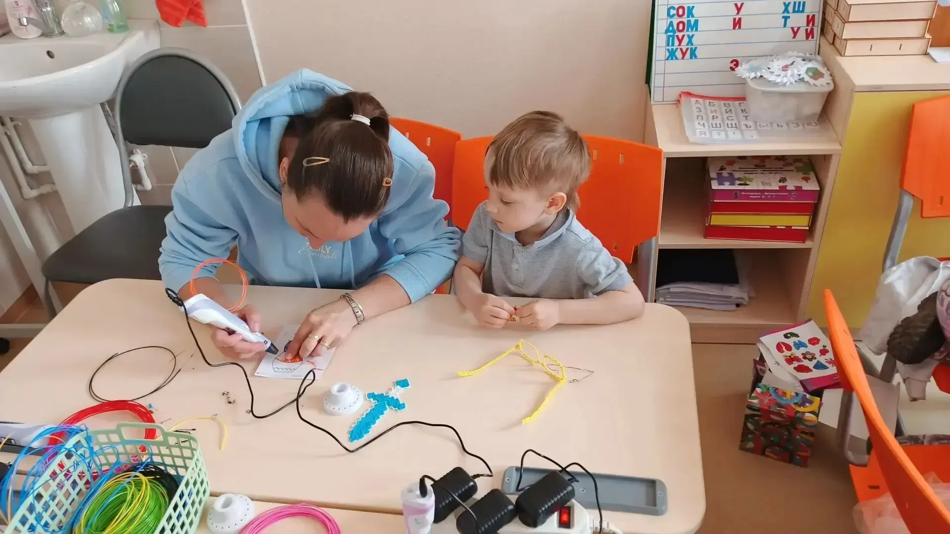 ✨ Творчество без границ: 3D-ручка объединяет детей и родителей! ✨  В нашем дошкольном отделении сост