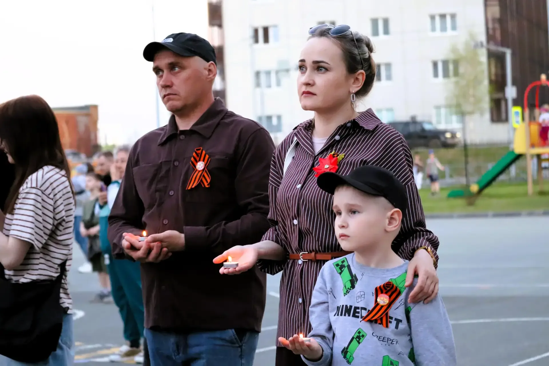🕯️ СВЕЧА ПАМЯТИ 2026 🕯️  8 мая, после торжественного митинга, в школьном дворе уже второй год подряд