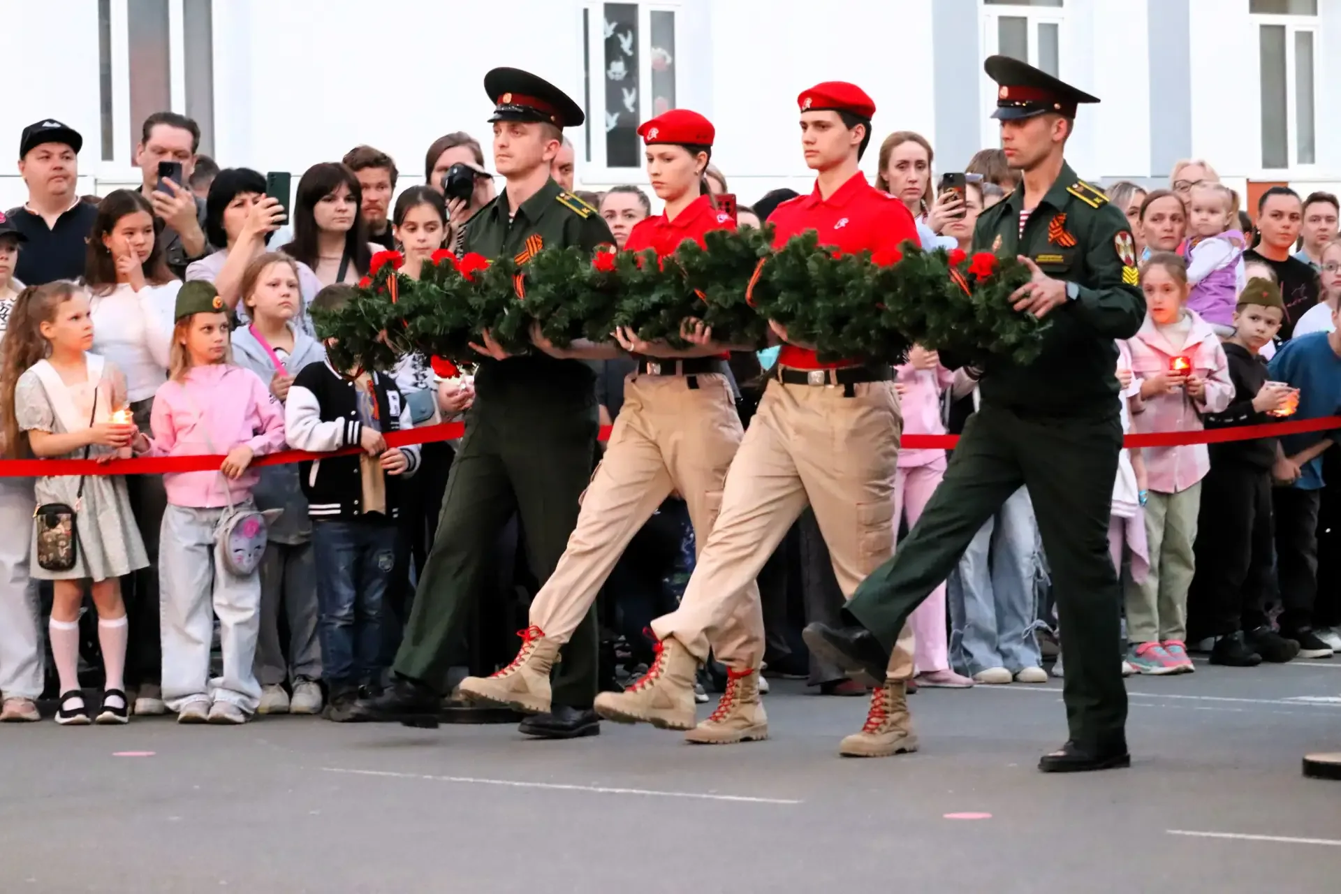 🕯️ СВЕЧА ПАМЯТИ 2026 🕯️  8 мая, после торжественного митинга, в школьном дворе уже второй год подряд