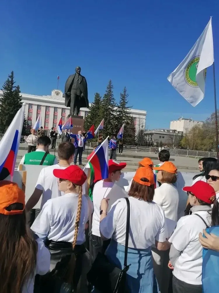 🌸 Первомай: вместе — за мир и единство! Вчера, в этот праздничный день учащиеся и работники 45-й гим