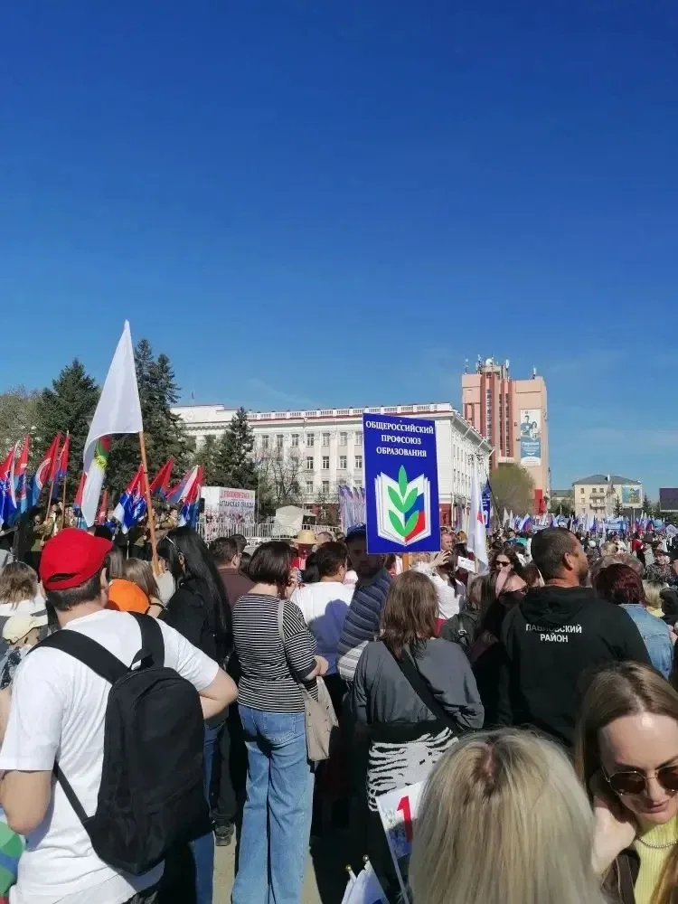 🌸 Первомай: вместе — за мир и единство! Вчера, в этот праздничный день учащиеся и работники 45-й гим