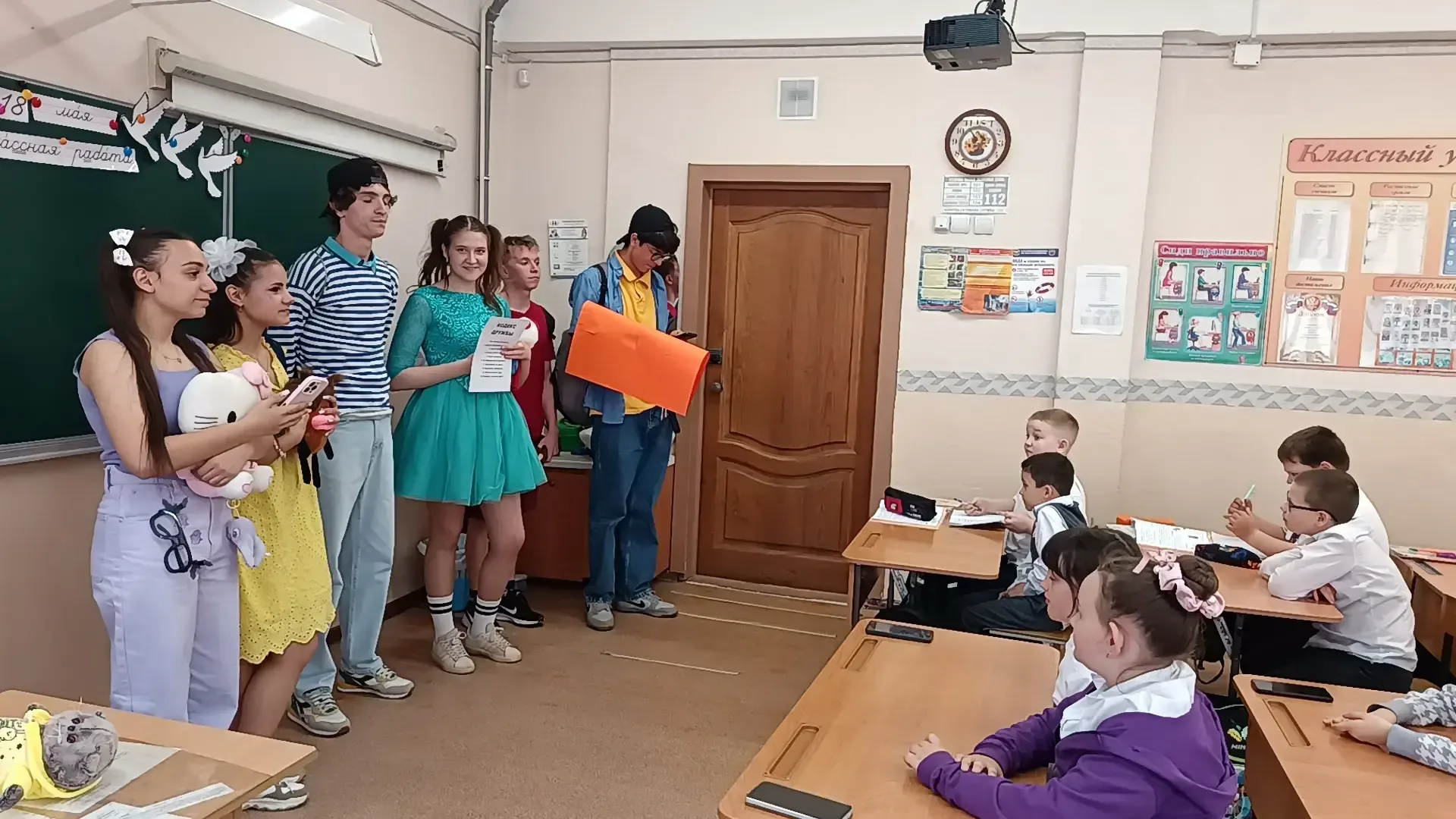 🤝 Старшеклассники — пример для младших! Сегодня одиннадцатиклассники организовали развлекательные иг