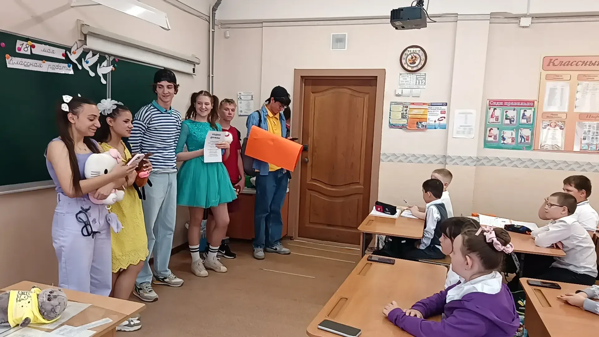 🤝 Старшеклассники — пример для младших! Сегодня одиннадцатиклассники организовали развлекательные иг
