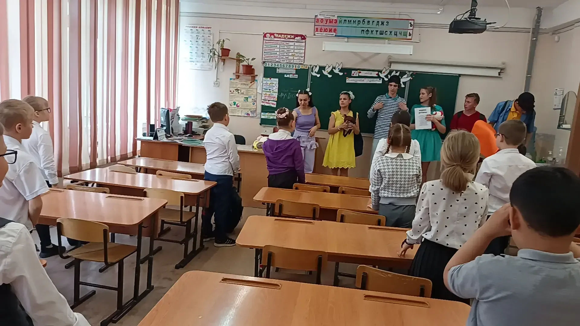 🤝 Старшеклассники — пример для младших! Сегодня одиннадцатиклассники организовали развлекательные иг