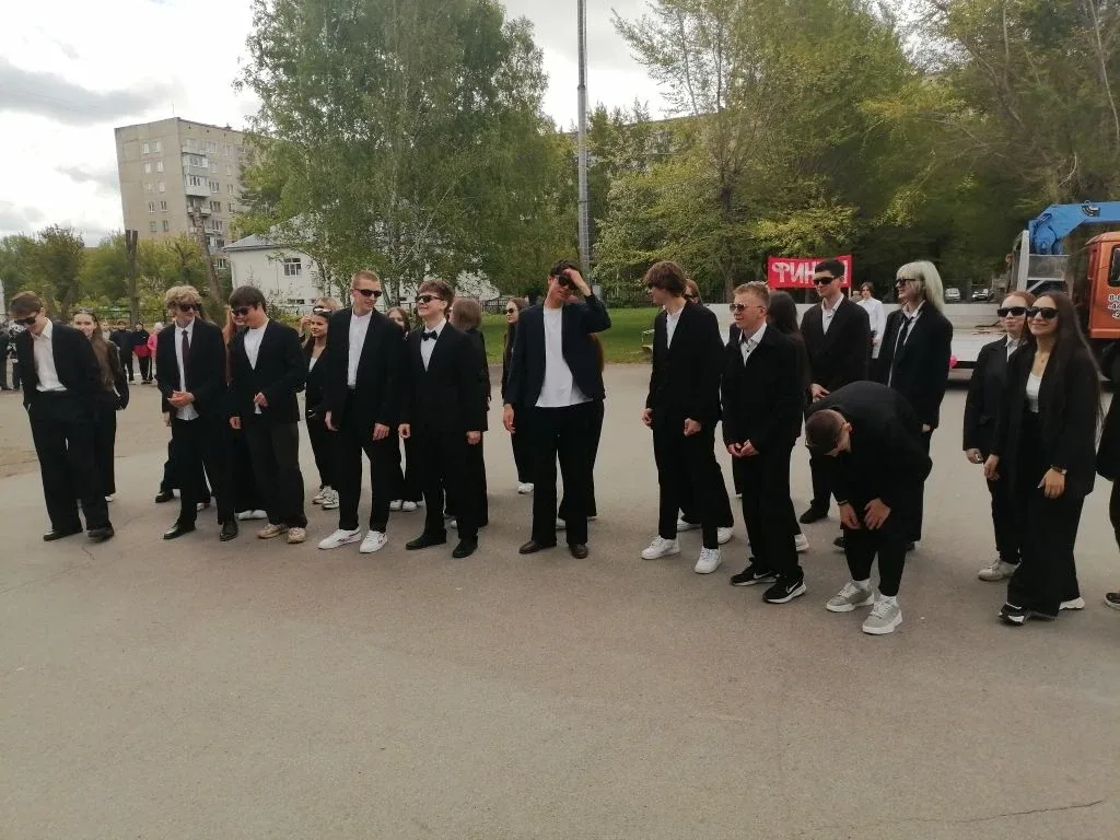 ️⚡СЕНСАЦИЯ: ПРЯМАЯ ТРАНСЛЯЦИЯ ЧУДА ️⚡  10:10 — Выпускники выстраиваются. Сердце бьётся чаще. 10:11 —