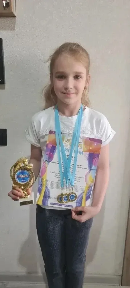 Игонькина Наташа, ученица 1 «Б» класса 👧, считает, что танцы — это образ жизни 💃, ведь на сцене она 