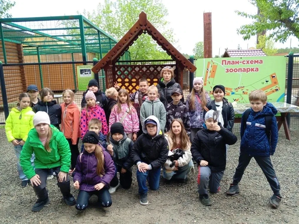 ✨ Сегодня у 2Б — день больших впечатлений и длинных ног! ✨ Ребята посетили Страусиное ранчо и узнали