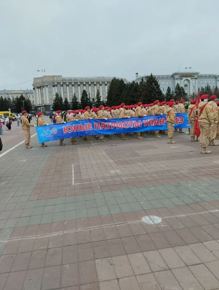 Зарничники лицея приняли участие в "Марше патриотов".  🇷🇺8 мая на площади Советов состоялся городско