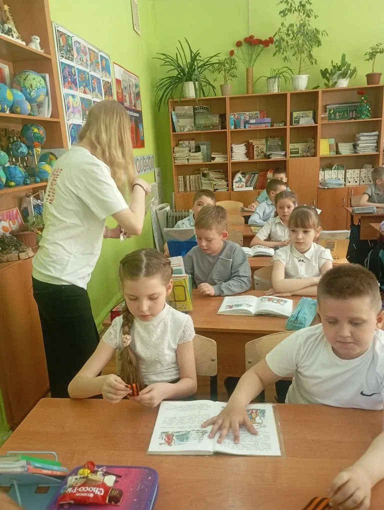 🎖️ Акция «Георгиевская ленточка» 🎖️  Под руководством советника директора по воспитательной работе С