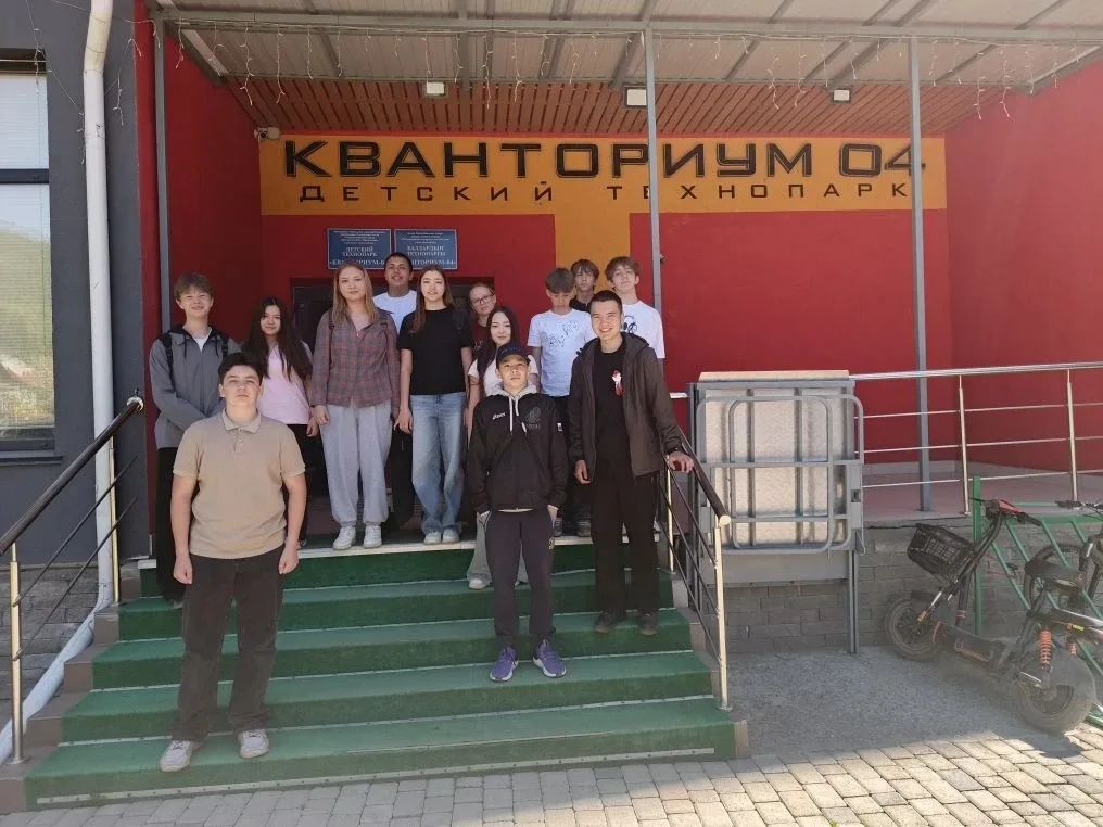 🚀 В «Хай-Тек Кванториуме» — к новым открытиям!  Наши ребята погрузились в мир современных технологий
