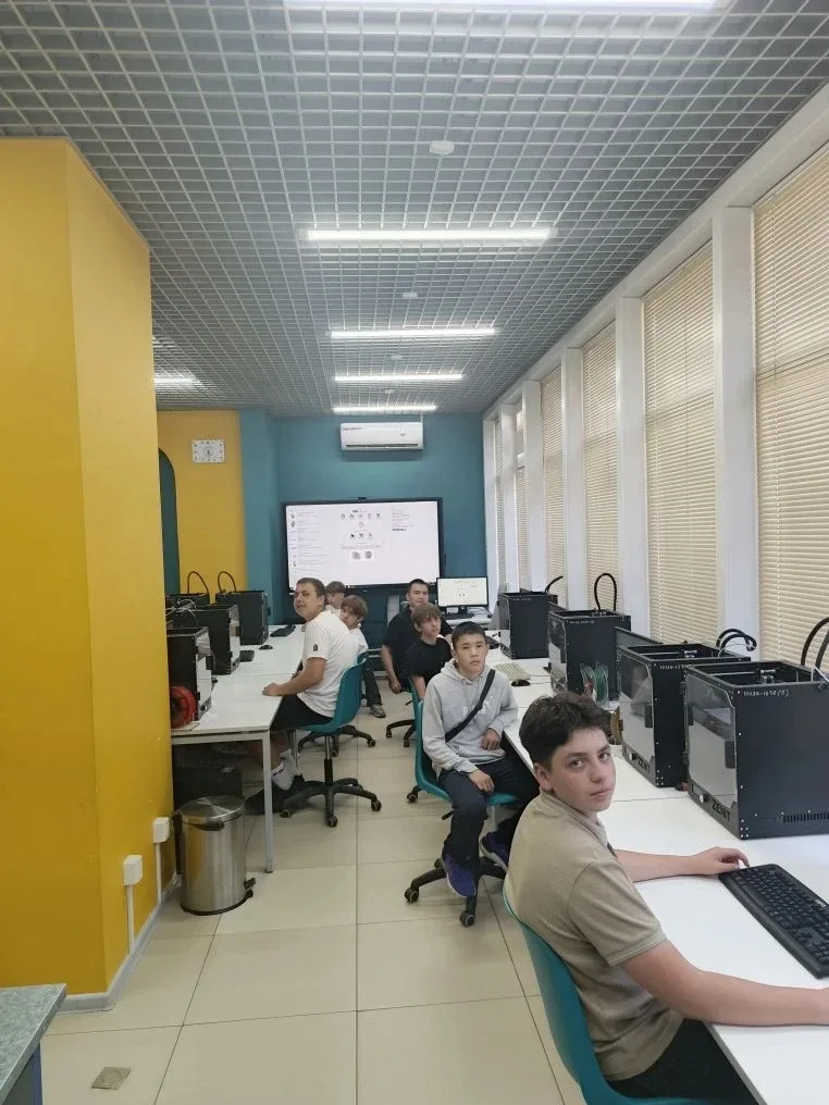 🚀 В «Хай-Тек Кванториуме» — к новым открытиям!  Наши ребята погрузились в мир современных технологий