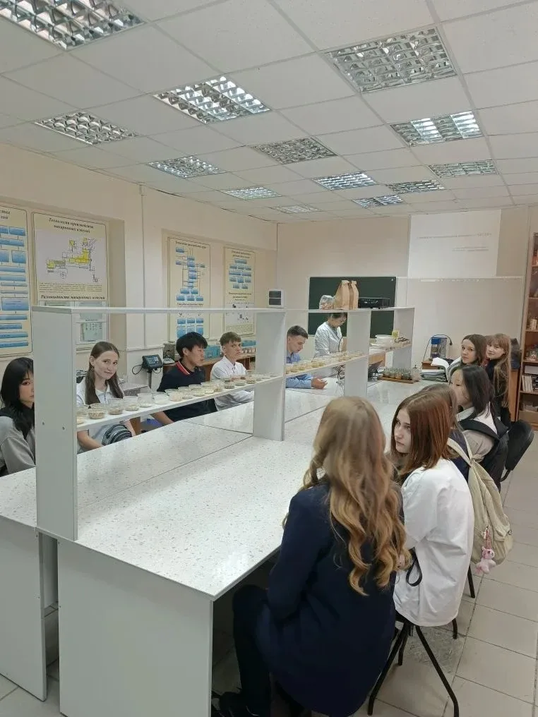 15 мая в рамках Дня агробиотехнологий ученики 7 «И» и 10 «В» классов побывали в гостях у Агрономичес
