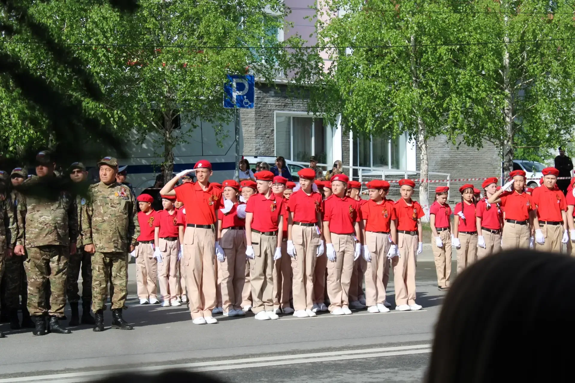 🇷🇺🎖️9 мая наши гимназисты приняли участие в Параде Победы! 🕊️  🇷🇺Знаменную группу юнармейцев возглав