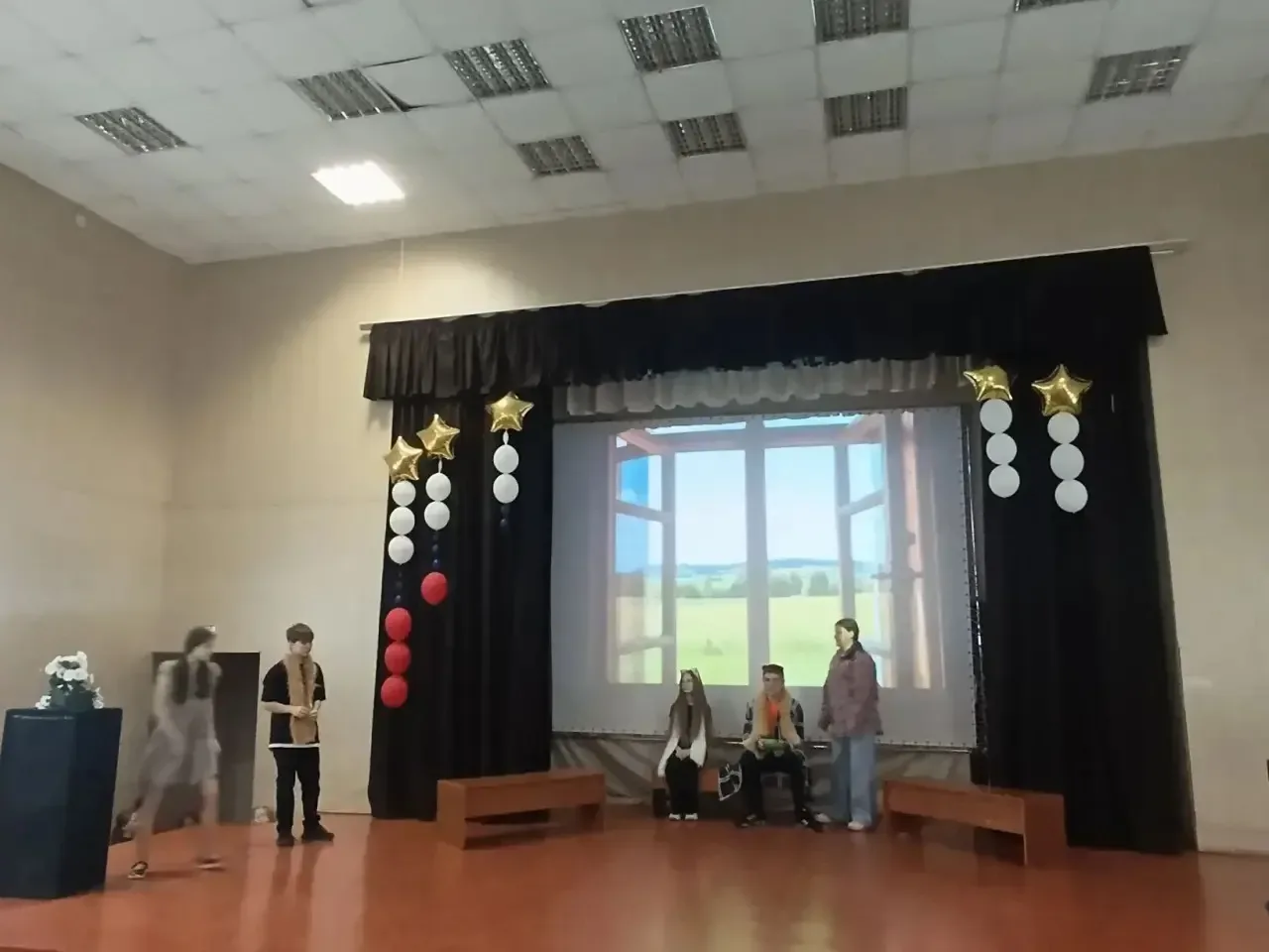 ✨ Сегодня в актовом зале школы №30 состоялся открытый показ спектакля по мотивам сказки Сергея Михал
